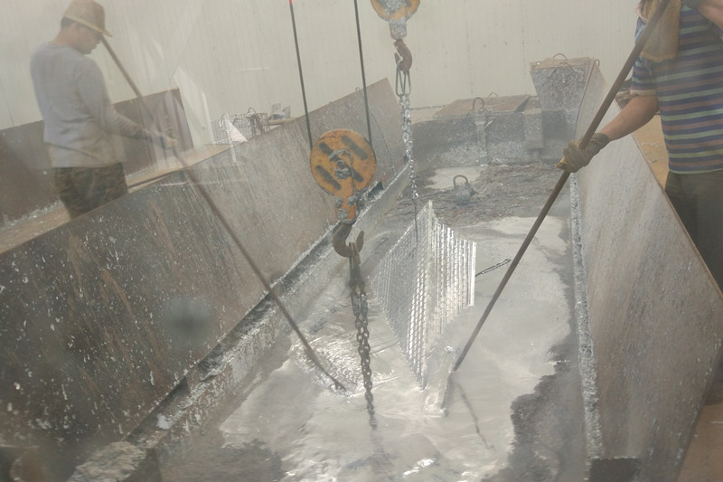 插接鋼格板正在進(jìn)行熱鍍鋅