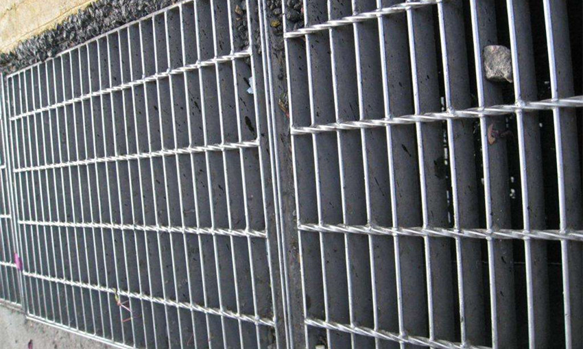 鋼格板護(hù)欄