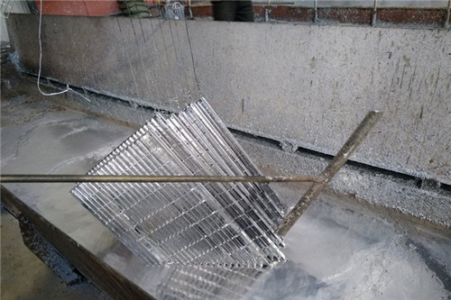 鋼格板熱浸鋅過(guò)程